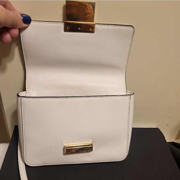 Auth.Michael Kors "Madelyn" White Leather Wristlet Clutch Gold Hardware Ret.$189 - Picture 4 of 11